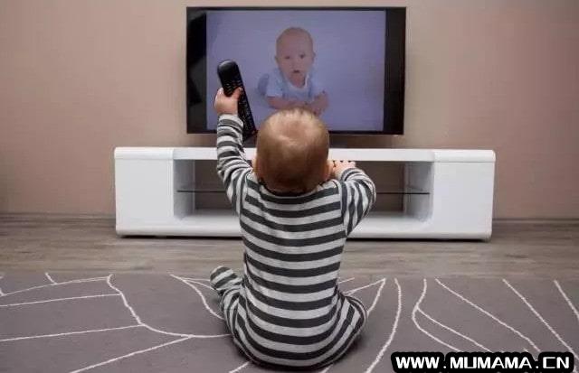 宝宝多大可以看电视？(孩子能不能看电视)