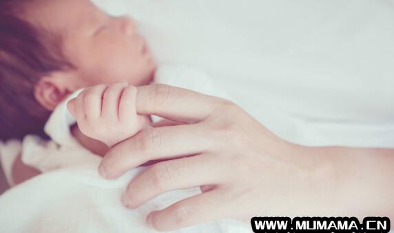 新生宝宝如何护理？家长要了解的7件事(家长要见怪不怪)