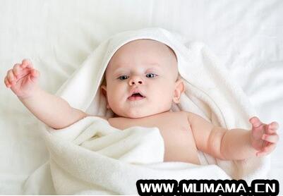 宝宝起痱子怎么办？宝宝长痱子和湿疹的区别(婴儿身上的痱子和湿疹)