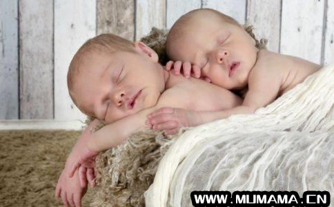宝宝抱着睡的危害有哪些 影响睡眠和发育