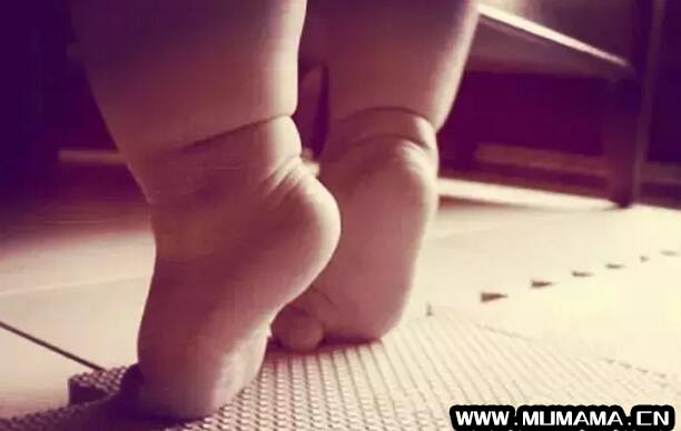 宝宝走路总喜欢踮起脚尖正常吗？(3岁女宝踮脚尖走路像瘸子)