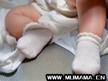 新生儿穿袜子还是脚套 婴儿袜子如何挑选(宝宝穿袜子的那些纠结)