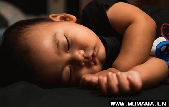 宝宝睡觉爱出汗是什么原因