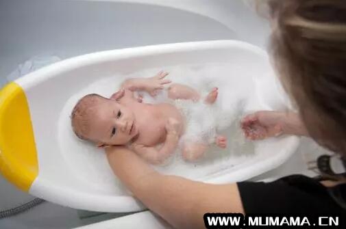 新生儿洗澡要注意什么(「干货」如何给新生儿洗澡)