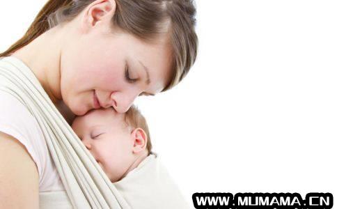 宝宝抱着睡的危害有哪些 影响睡眠和发育(躺睡哪种对宝宝最好)