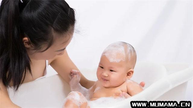 新生婴幼儿洗澡多长时间洗一次澡？(给新生儿洗澡的详细方法步骤)