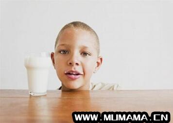 儿童晚上喝牛奶好吗 宝宝睡觉前喝牛奶好吗