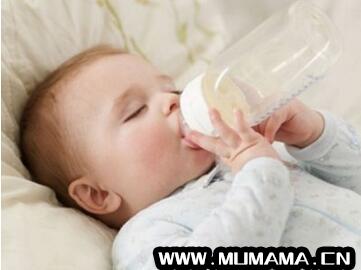 五个月宝宝吃奶量一天吃多少正常(0到1岁宝宝吃奶量)
