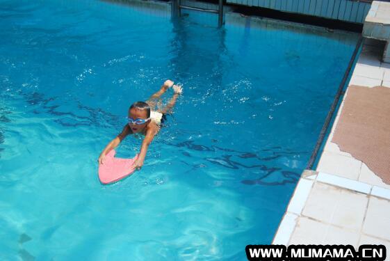 孩子几岁适合学游泳？