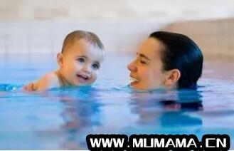 婴儿游泳的5大好处(多参加婴儿游泳能预防感冒)