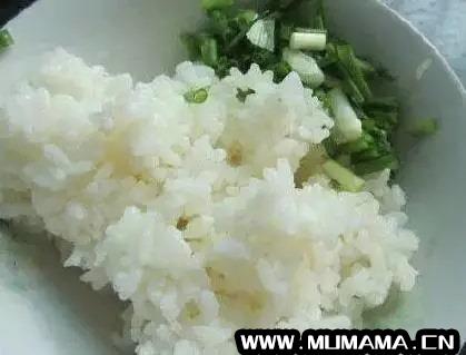 剩米饭做成这款米老头，比炒米饭好吃
