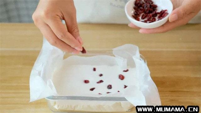 蔓越莓椰蓉糯米糕的做法