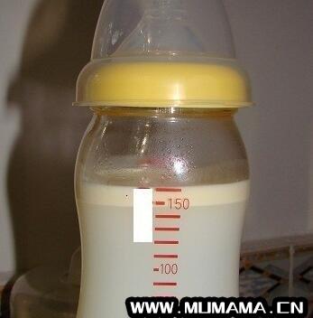 母乳放久了上面一层奶白色的沉淀，下面是水(密封冷藏的母乳放多久)
