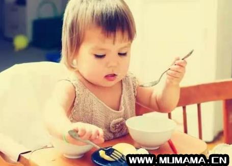 幼儿握勺子步骤图和姿势图解，小孩握勺子吃饭正确方法(教孩子拿勺子吃饭)