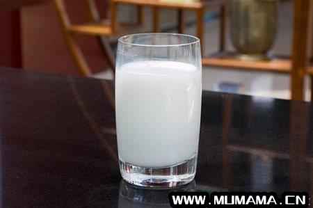 纯牛奶和生牛乳哪个更好，纯牛乳和生牛乳哪个好(牛奶和酸奶哪个更好)
