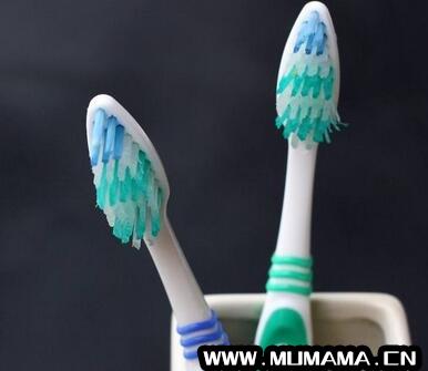 水能冲走牙刷上的艾滋病吗,牙刷柄霉点用什么可以洗掉(牙刷万一被人弄了些液体会得艾滋病吗)