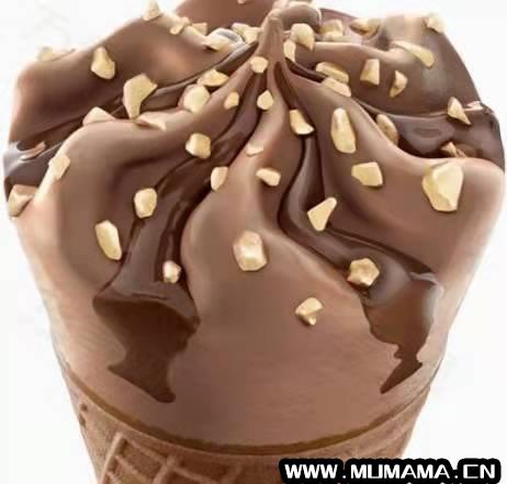 巧克力冰淇淋怎么做，巧克力怎么做甜品(最简单的巧克力冰淇淋做法)