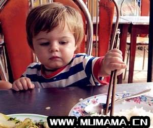 小孩不会用筷子有什么妙招，宝宝学用筷子窍门视频教程(宝宝2岁了还不会用筷子怎么办)
