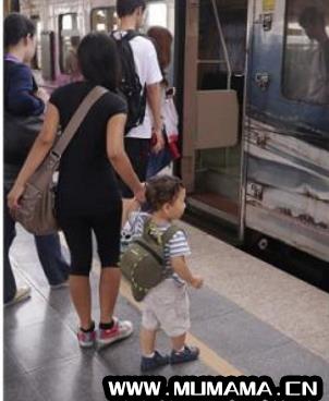 2岁宝宝坐火车需要哪些证件，2岁小孩坐火车需要什么证件(带小宝宝坐飞机和火车的这N个准备)