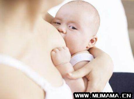 宝宝吃母乳2大全，婴儿躺着喝母乳的正确姿势图(躺着给宝宝喂奶好么)
