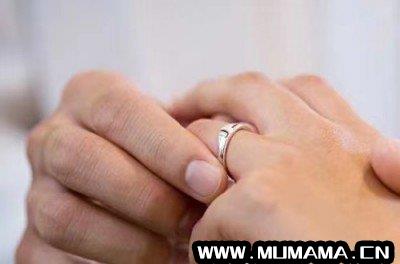 订婚哪个手指戴戒指，订婚女生戒指戴哪个手指(结婚戒指戴哪个手指)
