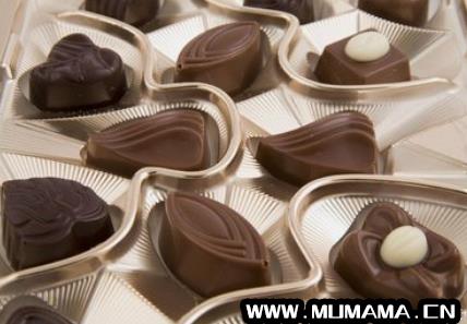 早上吃巧克力会胖吗，每天早晨吃一块巧克力好吗(哪个时间段吃巧克力竟然不会胖)