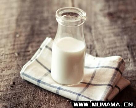 家里纯牛奶太多怎么吃，一箱纯奶快过期了怎么尽快吃(牛奶过期了怎么办)