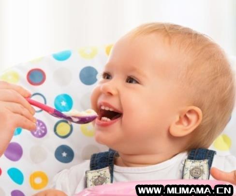 婴儿一般多大会自己拿勺吃饭，宝宝多大可以训练自己拿勺子吃饭(宝宝多大可以吃大人饭)