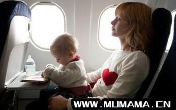 两岁宝宝坐飞机是妈妈抱着还是自己坐，满两岁的儿童有座位吗(带小宝宝坐飞机需要注意什么)