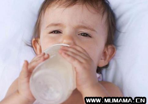 1―3月宝宝几个小时吃奶粉，2个月宝宝120奶粉隔几个小时(0~1岁婴儿各月份吃奶量标准大揭秘)