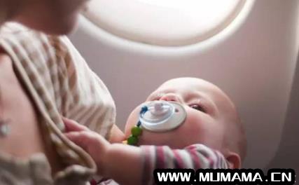 半岁的宝宝可以坐飞机吗，小孩多少岁能坐飞机(外出旅游带娃坐飞机)