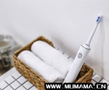 烤瓷牙可以用电动牙刷刷牙吗，全瓷牙可以用电动牙刷吗(电动牙刷使用指南)