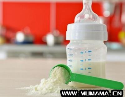 90毫升水加三勺奶粉就110了，奶粉一勺多少毫升水(0~12月宝宝每月每天喝奶量)