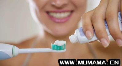 牙龈萎缩能用电动牙刷吗，用电动牙刷会导致牙龈萎缩吗(老年人用电动牙刷要小心)