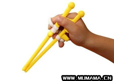 儿童训练筷子弊端，该不该给孩子用训练筷(教孩子用筷子不是越早越好)