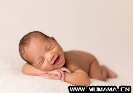 宝宝含着母乳睡着后拔出后就哭闹，婴儿吃完母乳闭眼笑(这些方法可以帮助宝宝不哭不闹)