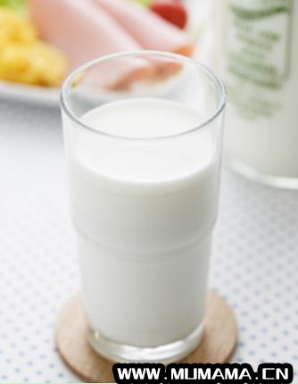 学生喝什么样的牛奶比较好，小学生适合喝什么牛奶最好(宝宝喝什么牛奶比较好)