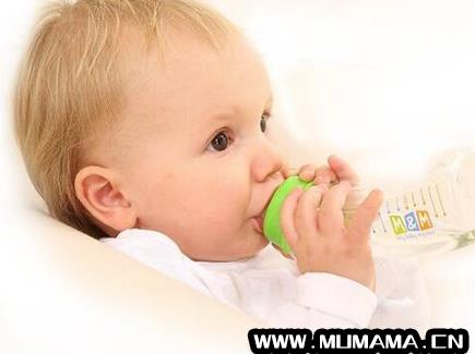 六个月宝宝用什么奶瓶比较好，宝宝六个月后奶瓶选择(不同月龄的宝宝用什么杯子喝奶好)