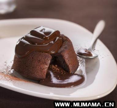 熔岩巧克力蛋糕，家庭自制巧克力蛋糕简单做法(巧克力熔岩蛋糕的做法步骤)