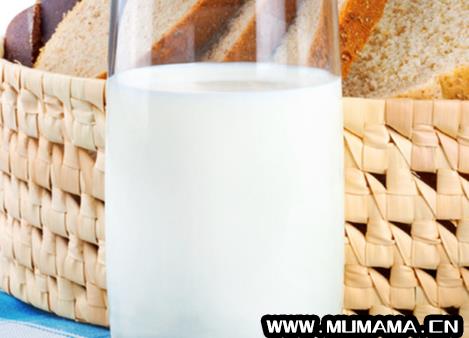 鲜牛奶冷藏后奶和水分离，牛奶分层上层像清水(煮完牛奶以后浮着的一层才是牛奶的精华)