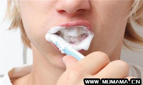 为什么牙刷戳到会长口腔溃疡，牙刷戳到牙龈变成溃疡(反复口腔溃疡)