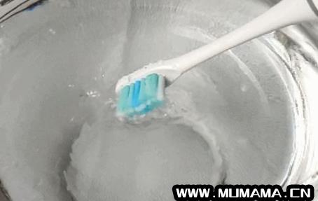 电动牙刷头里污垢怎么去除，电动牙刷头槽里有污垢
