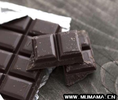 黑巧克力的正确吃法，一天吃多少黑巧克力比较好(每日适量吃黑巧克力有益健康)