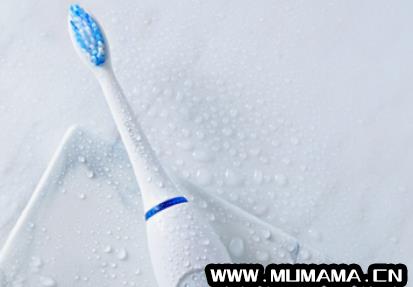 新买的牙刷怎么处理才能使用？新牙刷第一次使用方法(如何正确使用电动牙刷)