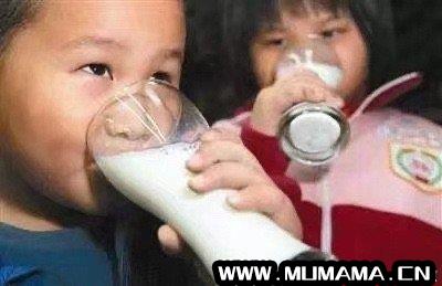 学生连喝11瓶奶涉事校长产业庞大，官方回应学生带牛奶入校被拒(四川两学生带牛奶入校被拒后连喝11盒)