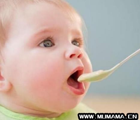 新生儿喝奶用勺子对吗，婴儿用勺子喂奶粉好吗(婴儿辅食食谱大全)