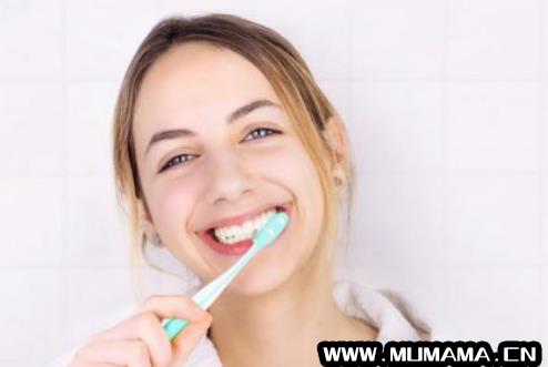 电动牙刷刷牙的时候手要不要动，怎样用电动牙刷刷牙(如何正确使用电动牙刷)