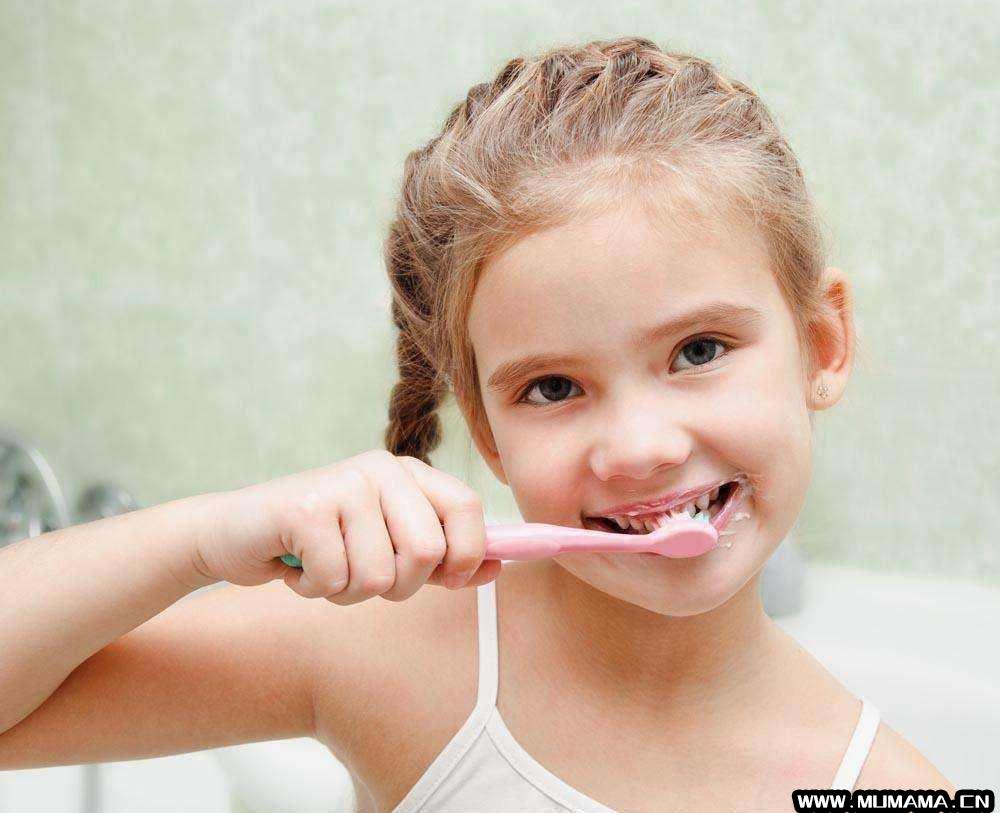 小孩多大可以刷牙、开始刷牙，小孩几岁刷牙更合适(宝宝多大可以刷牙)