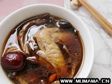茶树菇炖鸡禁忌，茶树菇炖鸡汤的功效(哺乳期能吃茶树菇吗)
