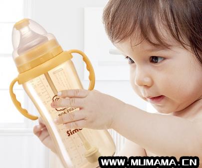大宝宝喝奶用什么奶瓶，多大宝宝可以用吸管奶瓶喝奶(宝宝多大可以用吸管杯)